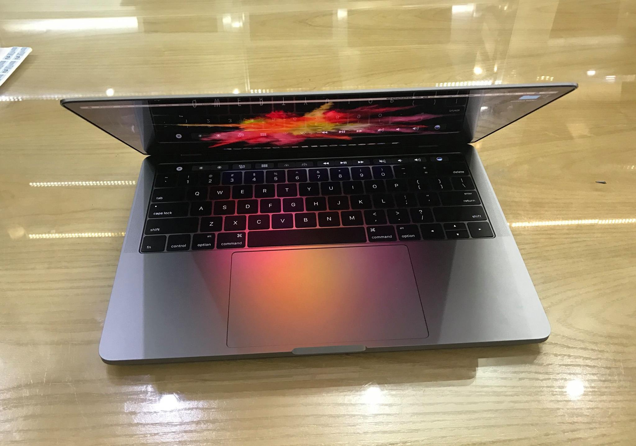 MacBook Pro 13in Touch Bar MNQF2-88.jpg
